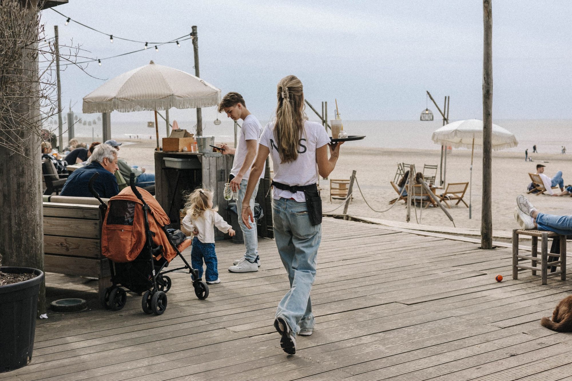 Het terras van NIUS in het voorjaar, met uitzicht over het strand